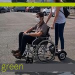 ayudando sillas de ruedas